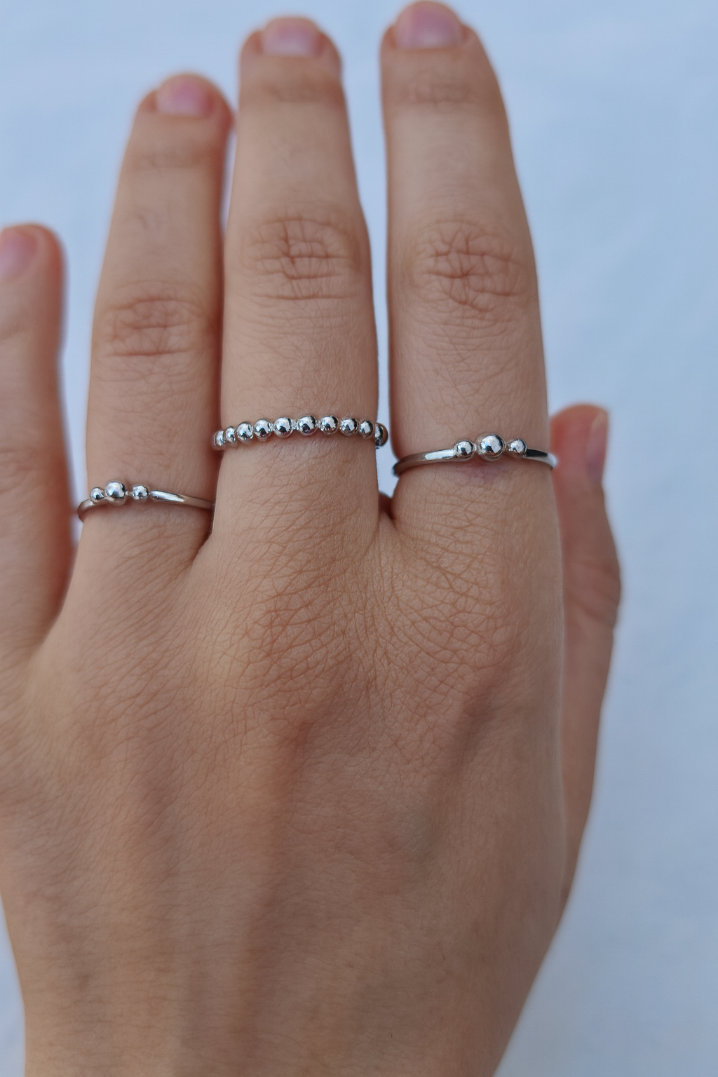 انگشتان دست با حلقه_های نقره_ای